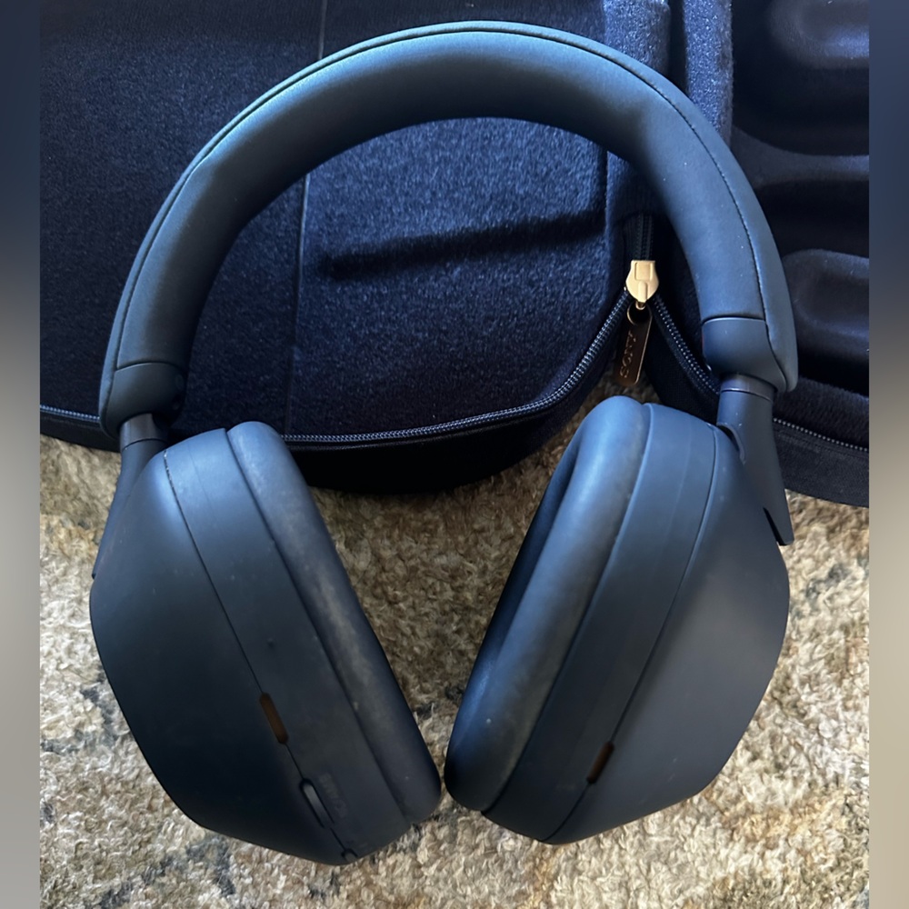 Sony wireless headset noise canceling - Blue - with case and charger.